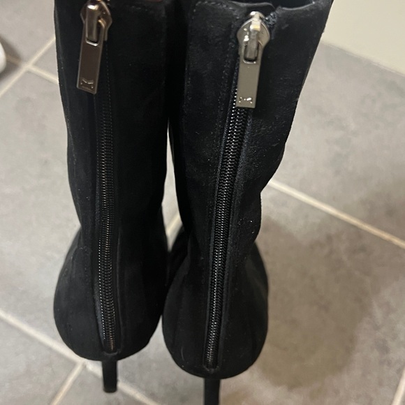 Size 10 women’s MARC FISHER LTD Kellen Black Suede Boots ankle - Picture 4 of 8